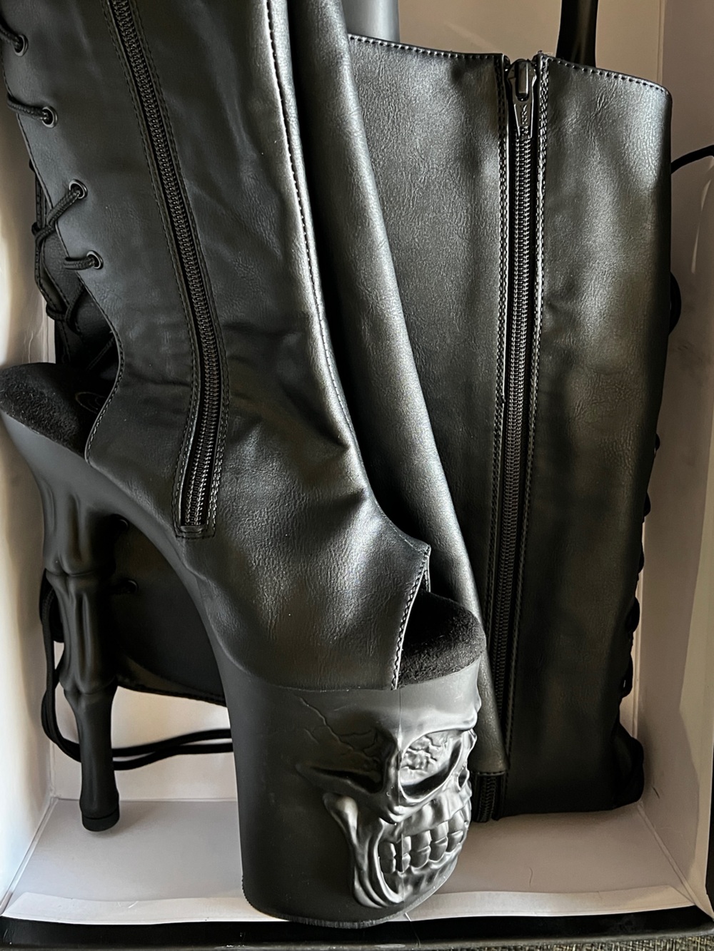 Pleaser Rapture-3019
NIB
size 6
8 inch platform 
Black Vegan Leather/Black
